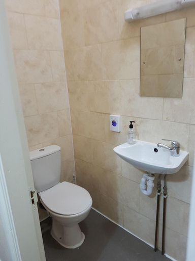 Bathroom 5, Portsmouth Inns, Portsmouth