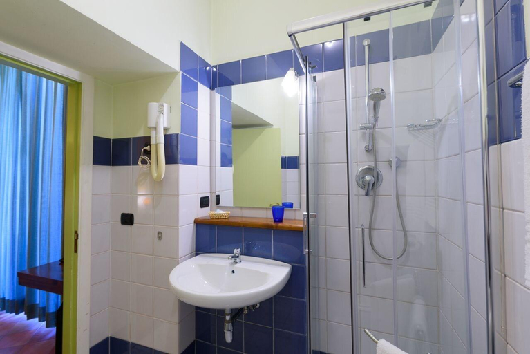 Bathroom 4, Mergellina, Napoli