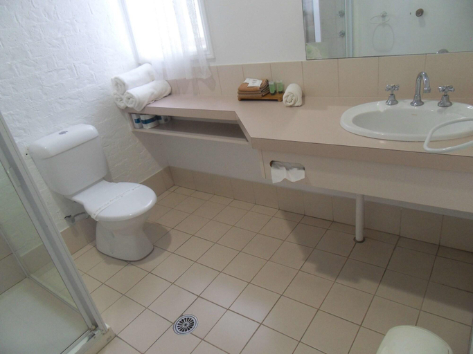 Bathroom 5, Swaggers Motor Inn, Yass Valley