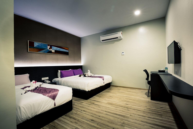 Bedroom 3, Swing & Pillows @ Golden Roof Hotel Sunway Ipoh, Kinta