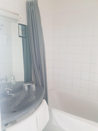 Bathroom 3, ibis Budget Lorient Hennebont, Morbihan