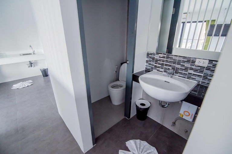 Bathroom 4, Panitar Haus Hotel, Muang Chon Buri