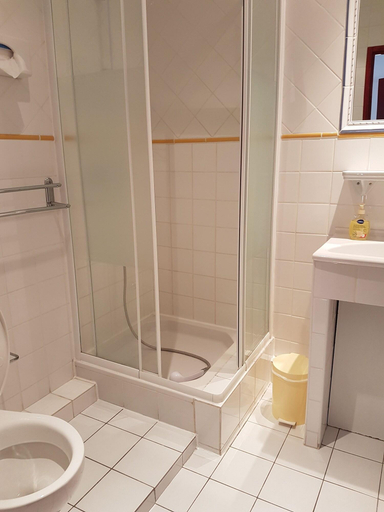 Bathroom 4, Altitude 823, Var