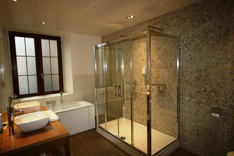 Bathroom 5, Hotel du Commerce, Luxembourg
