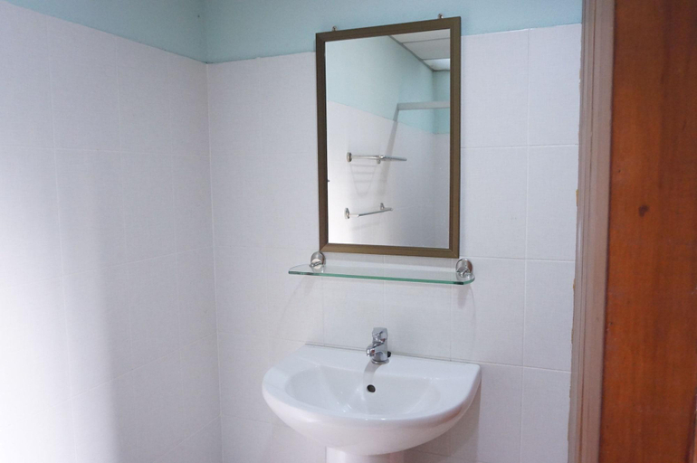 Bathroom 4, OK Hotel, Muang Chumphon