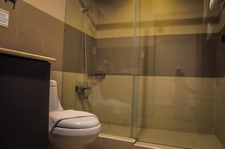 Bathroom 3, The Bauan Plaza Hotel, Bauan