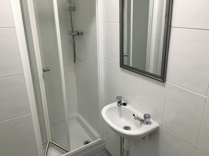 Bathroom, Hampton Hotel, Powys