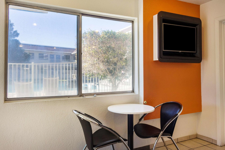 Public Area 2, Motel 6 Mojave, CA, Kern