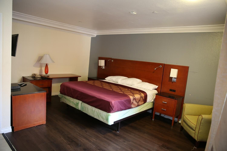 Bedroom 3, Chateau Inn and Suites Downey, Los Angeles