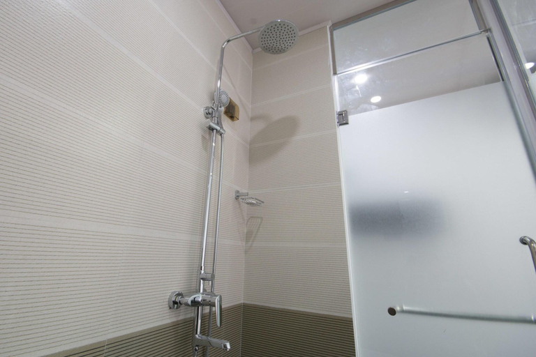 Bathroom 4, Avora Hotel, K.F.G. & G. Korale