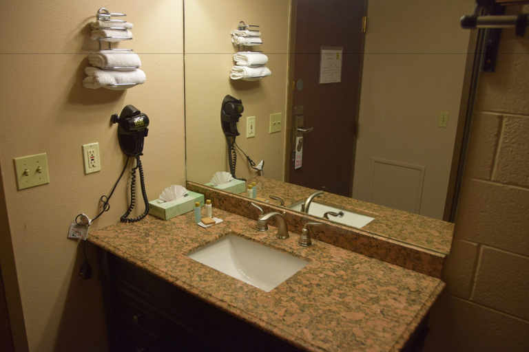 Bathroom, 1St Choice Inn Rawlins, Carbon