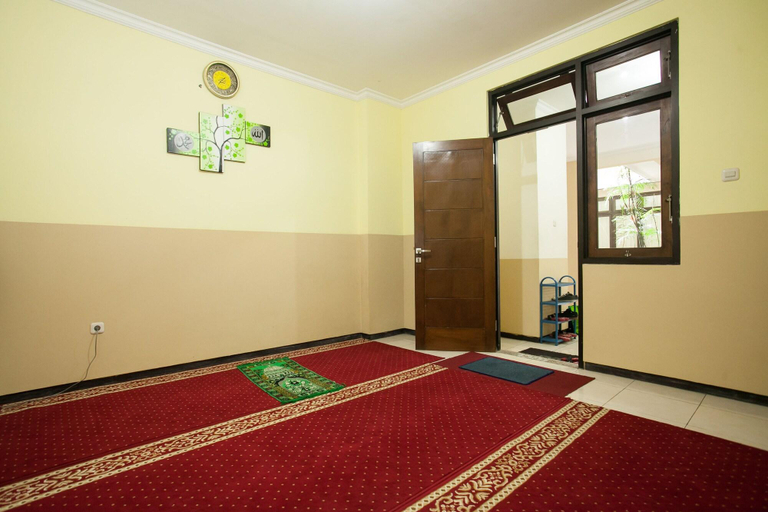 Public Area 2, RedDoorz @ Rampal, Malang