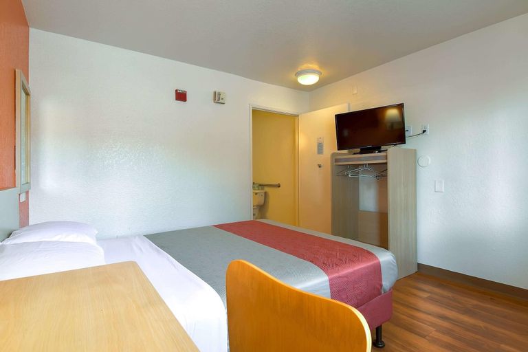 Bedroom 3, Motel 6 Westminster South - Long Beach, Orange