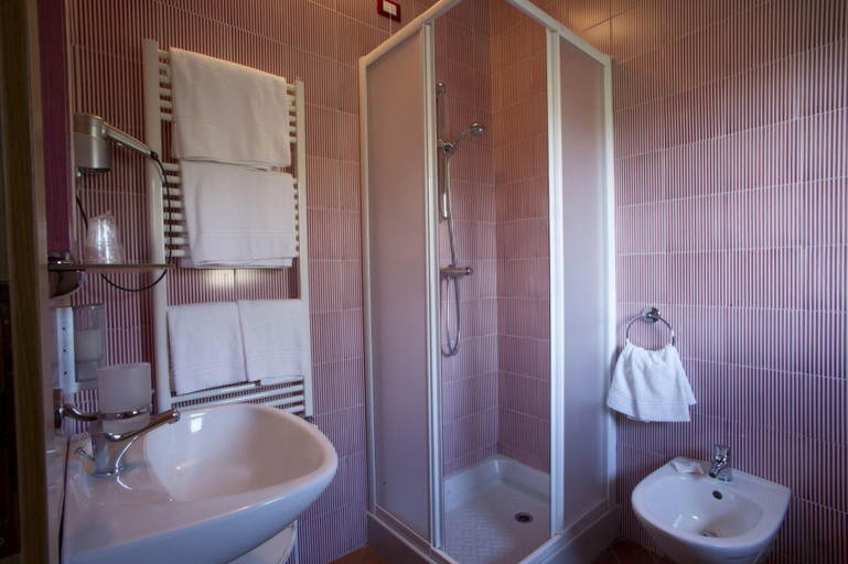 Bathroom 3, Resort Ca'del Moro, Massa Carrara