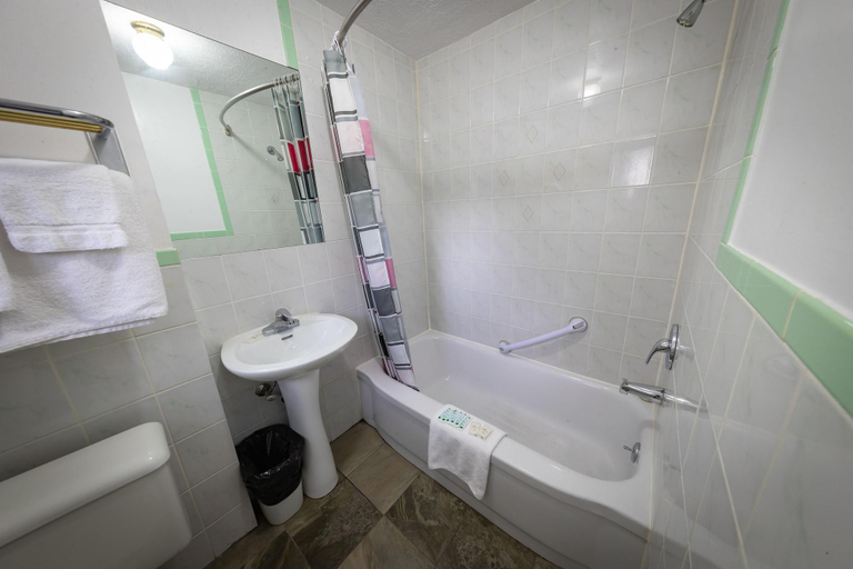 Bathroom 4, Villager Lodge, Niagara