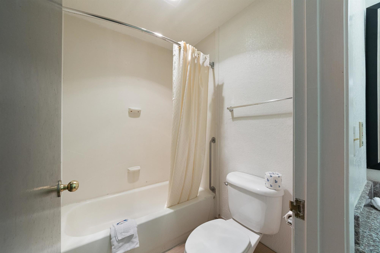 Bathroom 4, Motel 6 San Antonio Fiesta Trails, Bexar