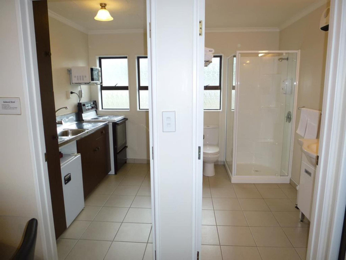 Bathroom 4, Balmoral Motel, Nelson