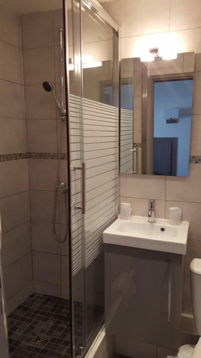 Bathroom 4, Les Palmiers, Bouches-du-Rhône
