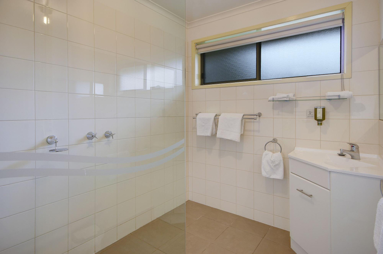 Bathroom, Parkwood Motel Apartments, Corio - Inner