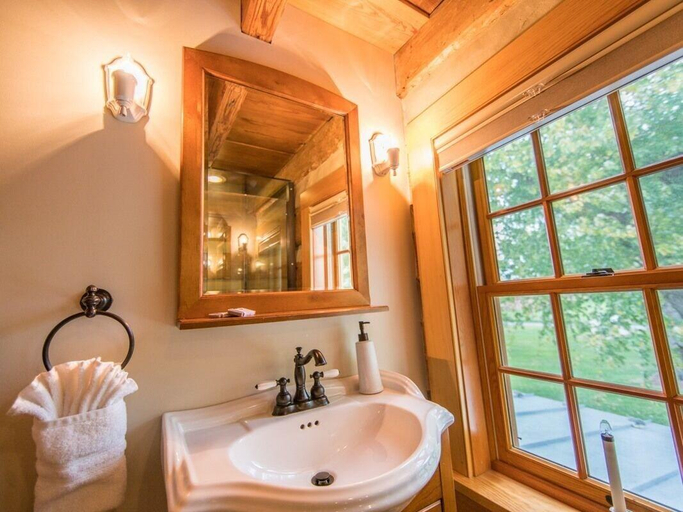 Bathroom 4, Silver Lake Bed Breakfast, Rockingham