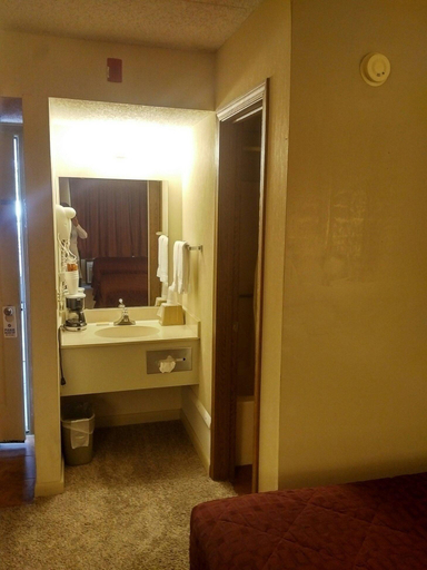 Bathroom 5, Carolyn's Ozark Swiss Inn, Carroll