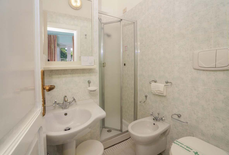 Bathroom 4, Hotel Monti, Napoli