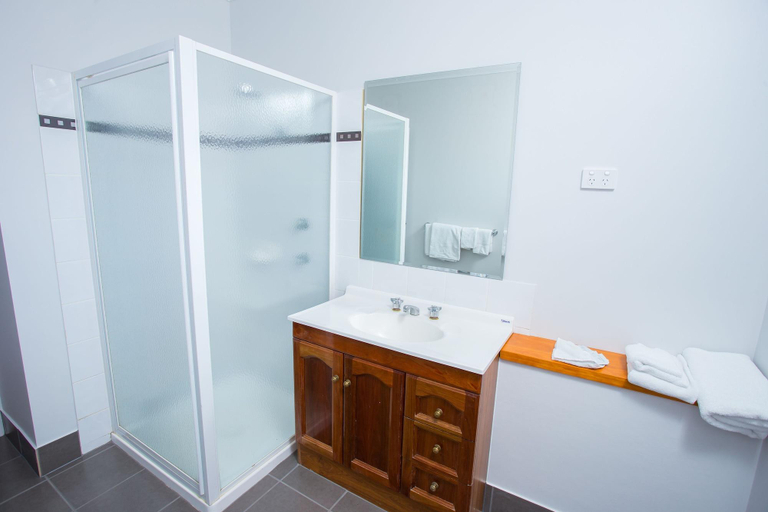 Bathroom 4, Wilsonton Hotel Toowoomba, Toowoomba - North-West