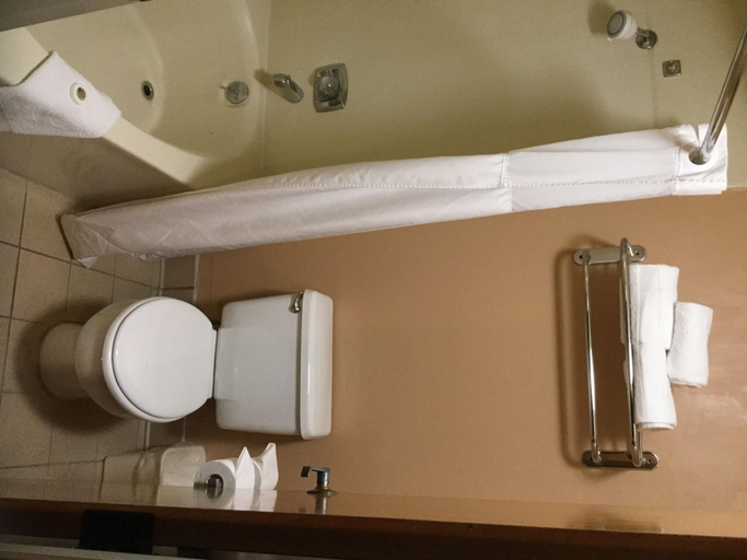 Bathroom 4, Green Tree Inn And Extended Stay Suites, San Bernardino