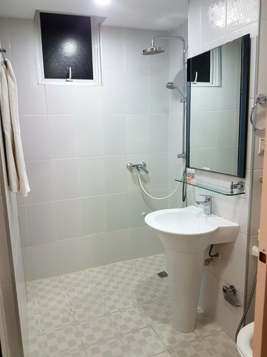 Bathroom 5, Express Inn, Malé
