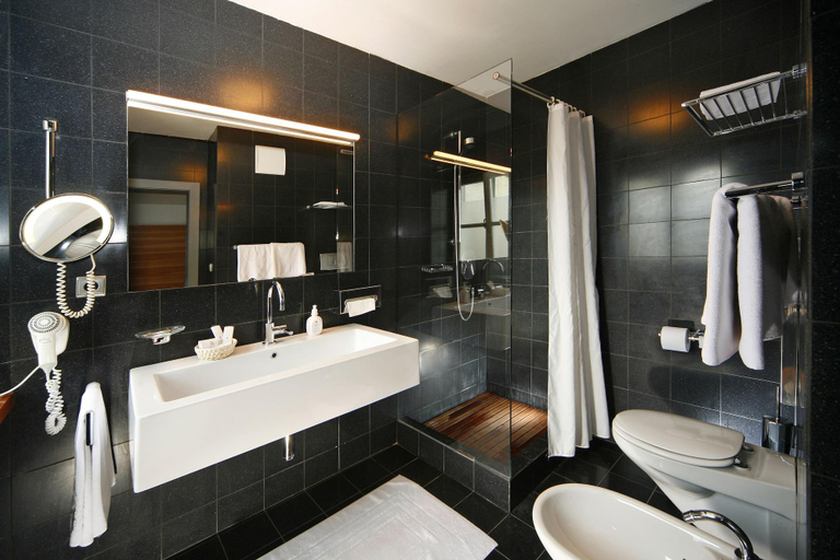 Bathroom 4, Grauer Bär, Bolzano