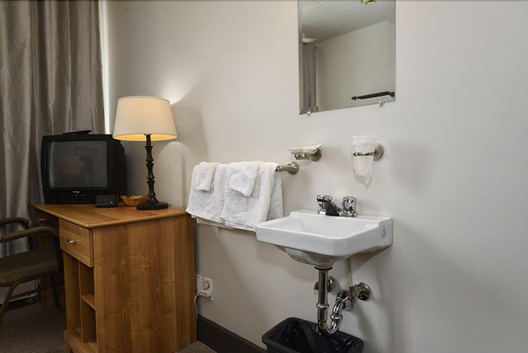 Bathroom 5, Gîte le 812 - Hostel, Communauté-Urbaine-de-Québec