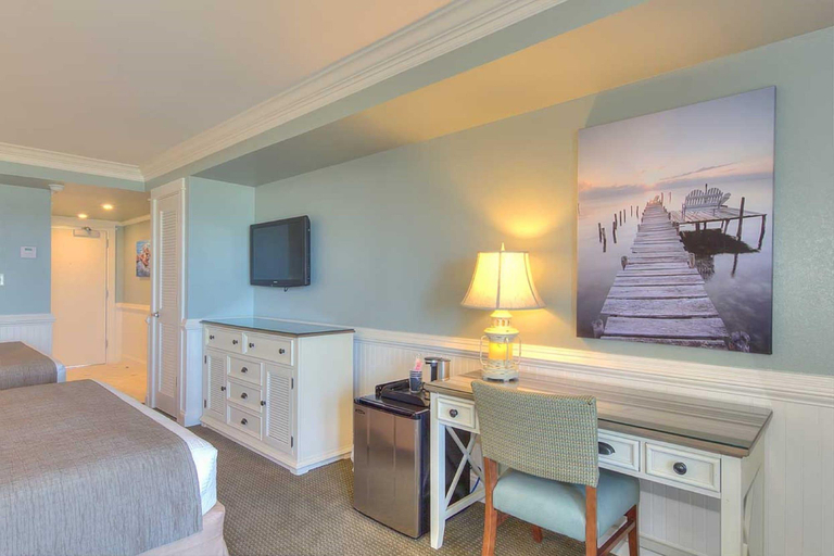 Bedroom 4, Shutters On The Banks, Dare