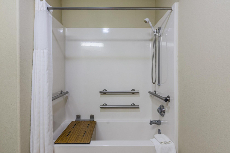Bathroom 4, Motel 6 Abbeville, LA, Vermilion