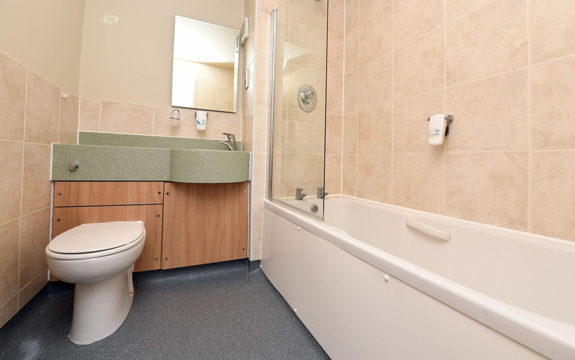 Bathroom 4, The Crown by Marstons Inns, Worcestershire