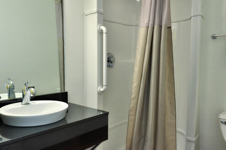 Bathroom 4, Motel 6 – Santa Nella, on I-5, Merced