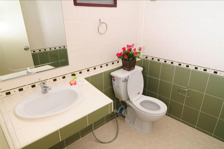Bathroom 5, Bed by Tha-Pra Hotel and Apartment, Phasi Charoen