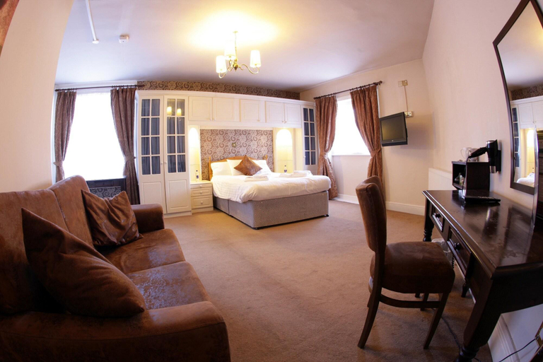 Bedroom 4, White Hart Hotel by Marstons Inns, Hampshire