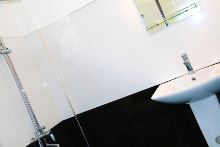 Bathroom 4, A&B Resort Negombo, Negombo