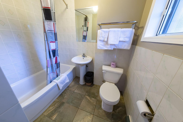 Bathroom 4, Villager Lodge, Niagara