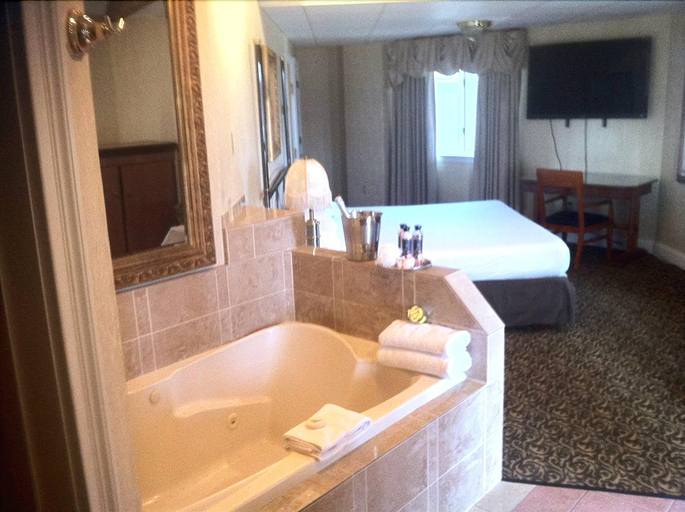 Bathroom 3, Cedar Park Inn & Whirlpool Suites, New London