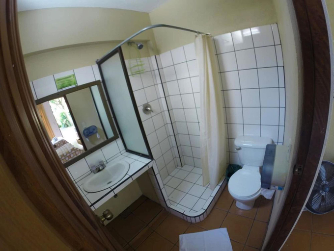 Bathroom 4, Hotel Guadalupe, Tilarán