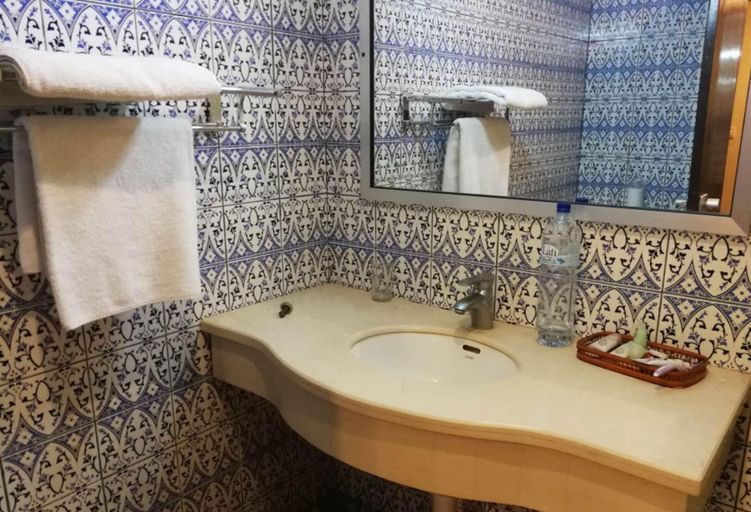 Bathroom 5, Hotel Palm Beach, Kadiogo