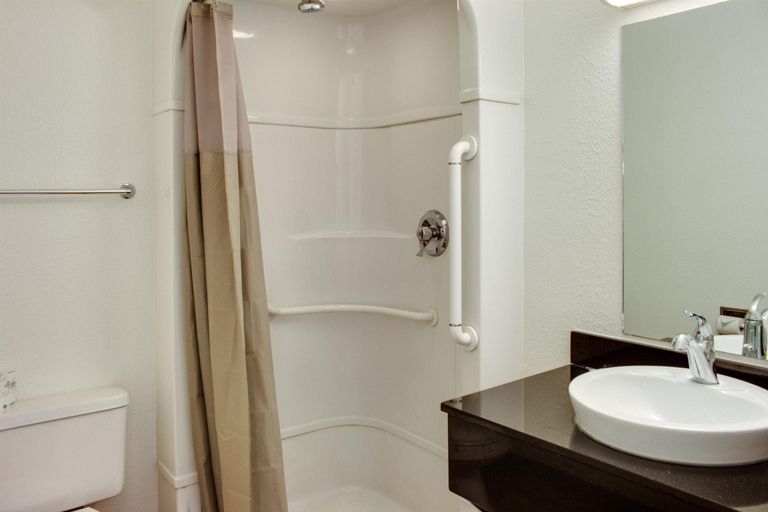 Bathroom 4, Motel 6 Bakersfield South, Kern