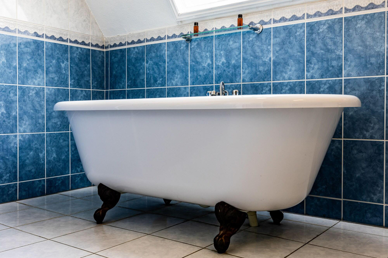 Bathroom 4, George Hotel, Wiltshire
