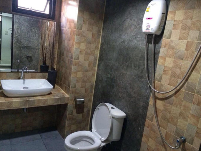 Bathroom 4, Fondness Hotel, Takua Pa