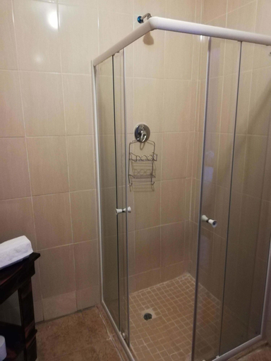 Bathroom 4, Gracehouse B&B, Chris Hani