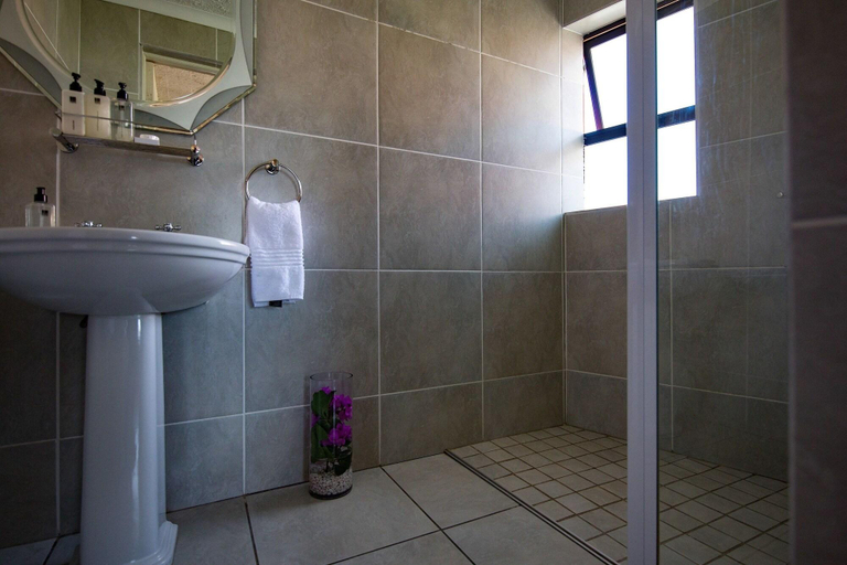 Bathroom 4, Harewood Lodge, Buffalo City