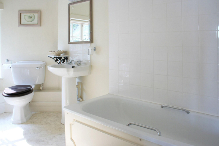 Bathroom, The New Inn Clovelly, Devon