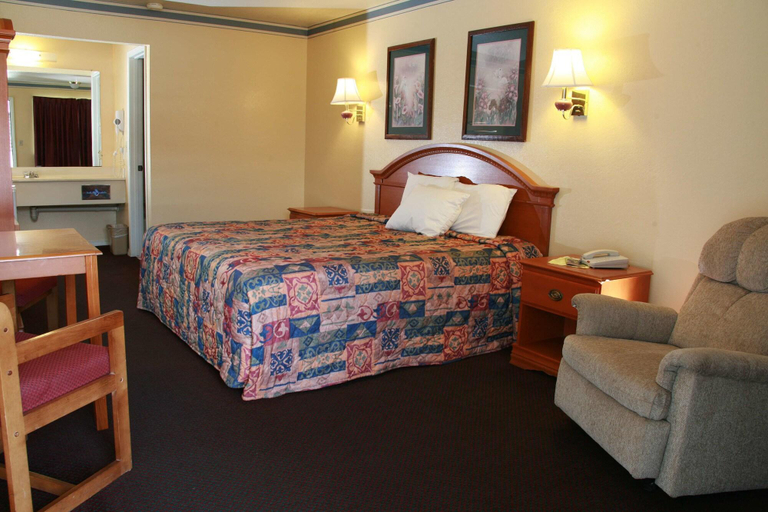Bedroom 4, Claremore Motor Inn, Rogers