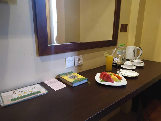 Bedroom 3, Grand Madani Hotel By Prasanthi Syariah, Lombok